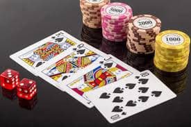 333 slots Live Casino APP မိုဘိုင်းဖြင့် Baccarat ကစားနေသောမြင်ကွင်း